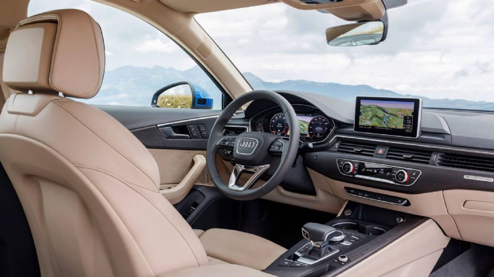 Στο εσωτερικό του νέου A4, τονίζεται περισσότερο από ποτέ ο high-tech χαρακτήρας του αυτοκινήτου, από τη στιγμή που παρών και εδώ είναι ο πλήρως ψηφιακός πίνακας.